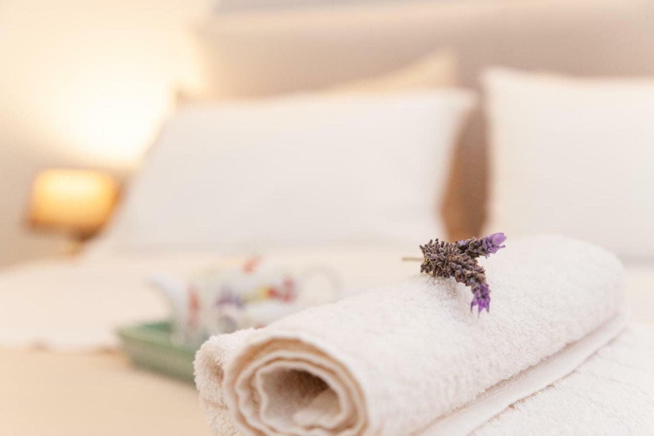 Sweet Suite Flora In Vouliagmeni Atina Dış mekan fotoğraf